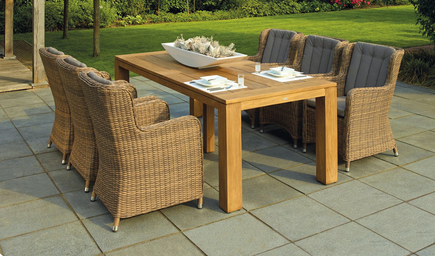 Patio Furniture & Outdoor Decor